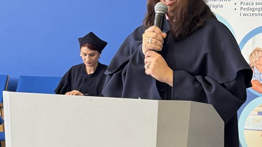 Społeczność Wydziału Nauk o Zdrowiu i Nauk Społecznych PANS podczas uroczystości wręczenia dyplomów