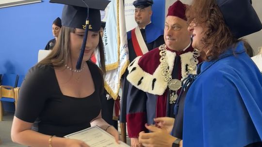 Społeczność Wydziału Nauk o Zdrowiu i Nauk Społecznych PANS podczas uroczystości wręczenia dyplomów