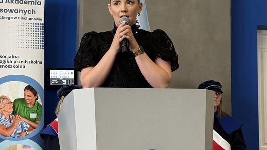 Społeczność Wydziału Nauk o Zdrowiu i Nauk Społecznych PANS podczas uroczystości wręczenia dyplomów