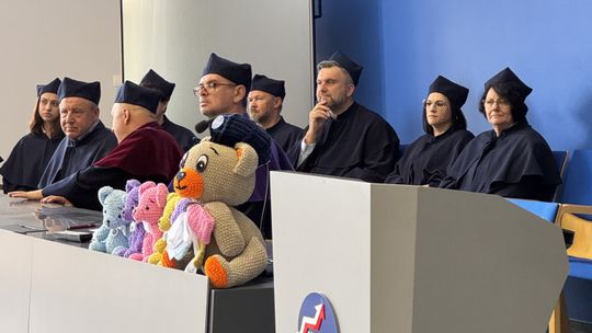 Społeczność Wydziału Nauk o Zdrowiu i Nauk Społecznych PANS podczas uroczystości wręczenia dyplomów