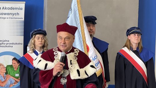 Społeczność Wydziału Nauk o Zdrowiu i Nauk Społecznych PANS podczas uroczystości wręczenia dyplomów