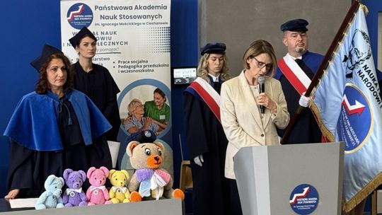 Społeczność Wydziału Nauk o Zdrowiu i Nauk Społecznych PANS podczas uroczystości wręczenia dyplomów