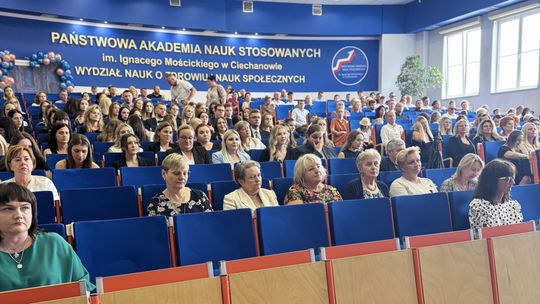 Społeczność Wydziału Nauk o Zdrowiu i Nauk Społecznych PANS podczas uroczystości wręczenia dyplomów