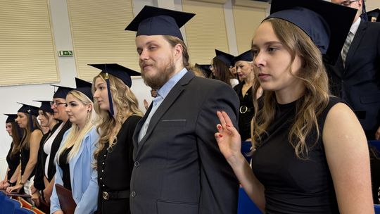 Społeczność Wydziału Nauk o Zdrowiu i Nauk Społecznych PANS podczas uroczystości wręczenia dyplomów