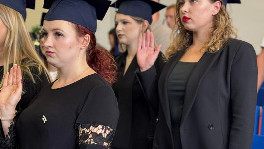 Społeczność Wydziału Nauk o Zdrowiu i Nauk Społecznych PANS podczas uroczystości wręczenia dyplomów