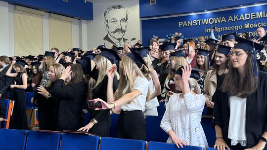 Społeczność Wydziału Nauk o Zdrowiu i Nauk Społecznych PANS podczas uroczystości wręczenia dyplomów