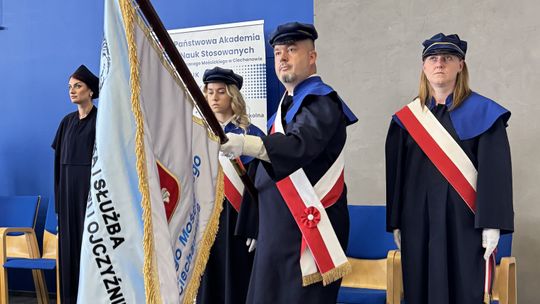 Społeczność Wydziału Nauk o Zdrowiu i Nauk Społecznych PANS podczas uroczystości wręczenia dyplomów