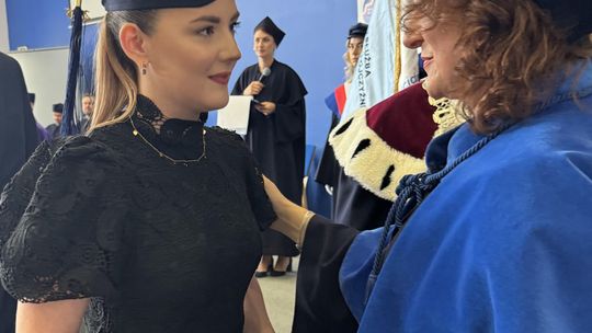 Społeczność Wydziału Nauk o Zdrowiu i Nauk Społecznych PANS podczas uroczystości wręczenia dyplomów