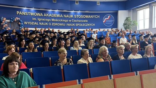 Społeczność Wydziału Nauk o Zdrowiu i Nauk Społecznych PANS podczas uroczystości wręczenia dyplomów