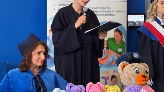 Społeczność Wydziału Nauk o Zdrowiu i Nauk Społecznych PANS podczas uroczystości wręczenia dyplomów