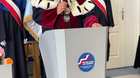 Społeczność Wydziału Nauk o Zdrowiu i Nauk Społecznych PANS podczas uroczystości wręczenia dyplomów