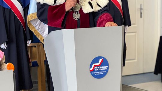 Społeczność Wydziału Nauk o Zdrowiu i Nauk Społecznych PANS podczas uroczystości wręczenia dyplomów