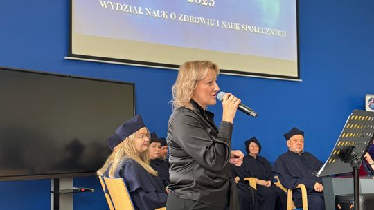 Społeczność Wydziału Nauk o Zdrowiu i Nauk Społecznych PANS podczas uroczystości wręczenia dyplomów