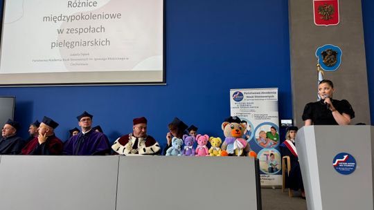 Społeczność Wydziału Nauk o Zdrowiu i Nauk Społecznych PANS podczas uroczystości wręczenia dyplomów