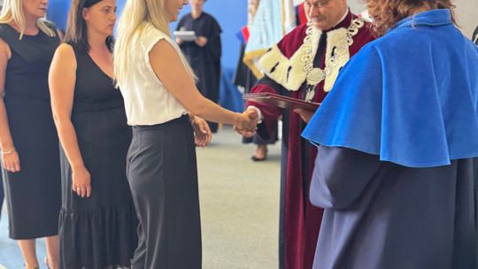 Społeczność Wydziału Nauk o Zdrowiu i Nauk Społecznych PANS podczas uroczystości wręczenia dyplomów