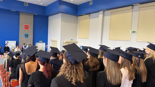 Społeczność Wydziału Nauk o Zdrowiu i Nauk Społecznych PANS podczas uroczystości wręczenia dyplomów