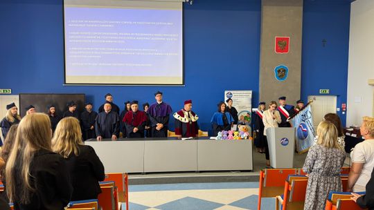 Społeczność Wydziału Nauk o Zdrowiu i Nauk Społecznych PANS podczas uroczystości wręczenia dyplomów