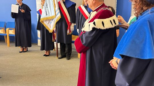 Społeczność Wydziału Nauk o Zdrowiu i Nauk Społecznych PANS podczas uroczystości wręczenia dyplomów