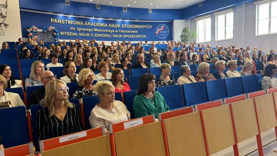 Społeczność Wydziału Nauk o Zdrowiu i Nauk Społecznych PANS podczas uroczystości wręczenia dyplomów