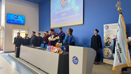 Społeczność Wydziału Nauk o Zdrowiu i Nauk Społecznych PANS podczas uroczystości wręczenia dyplomów