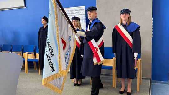 Społeczność Wydziału Nauk o Zdrowiu i Nauk Społecznych PANS podczas uroczystości wręczenia dyplomów