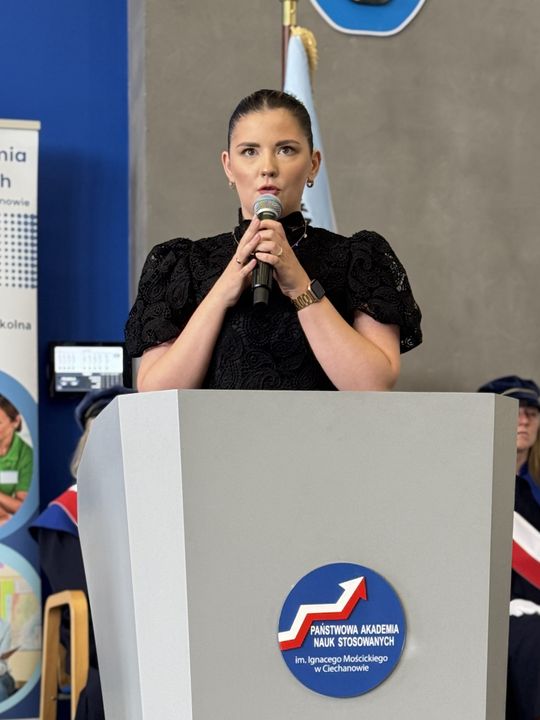 Dyplomy i wyróżnienia wręczone Społeczność Wydziału Nauk o Zdrowiu i Nauk Społecznych PANS podczas uroczystości wręczenia dyplomów