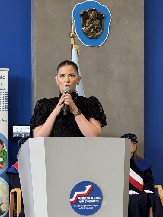 Dyplomy i wyróżnienia wręczone Społeczność Wydziału Nauk o Zdrowiu i Nauk Społecznych PANS podczas uroczystości wręczenia dyplomów