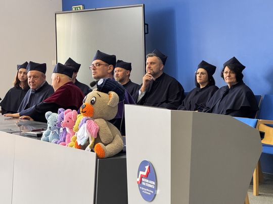 Dyplomy i wyróżnienia wręczone Społeczność Wydziału Nauk o Zdrowiu i Nauk Społecznych PANS podczas uroczystości wręczenia dyplomów
