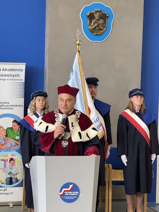 Dyplomy i wyróżnienia wręczone Społeczność Wydziału Nauk o Zdrowiu i Nauk Społecznych PANS podczas uroczystości wręczenia dyplomów