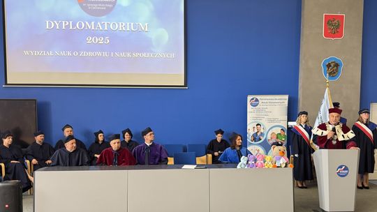 Dyplomy i wyróżnienia wręczone Społeczność Wydziału Nauk o Zdrowiu i Nauk Społecznych PANS podczas uroczystości wręczenia dyplomów