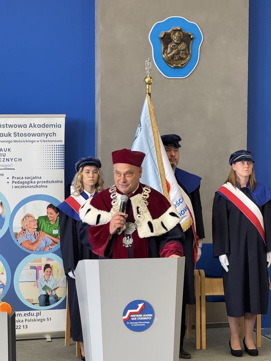 Dyplomy i wyróżnienia wręczone Społeczność Wydziału Nauk o Zdrowiu i Nauk Społecznych PANS podczas uroczystości wręczenia dyplomów
