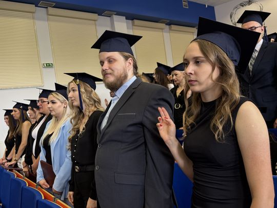 Dyplomy i wyróżnienia wręczone Społeczność Wydziału Nauk o Zdrowiu i Nauk Społecznych PANS podczas uroczystości wręczenia dyplomów