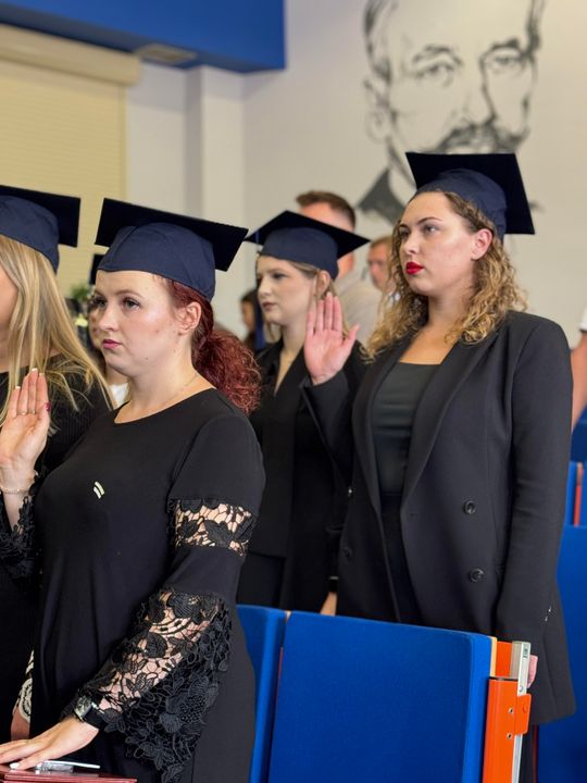 Dyplomy i wyróżnienia wręczone Społeczność Wydziału Nauk o Zdrowiu i Nauk Społecznych PANS podczas uroczystości wręczenia dyplomów