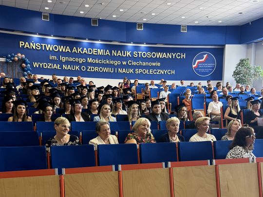 Dyplomy i wyróżnienia wręczone Społeczność Wydziału Nauk o Zdrowiu i Nauk Społecznych PANS podczas uroczystości wręczenia dyplomów