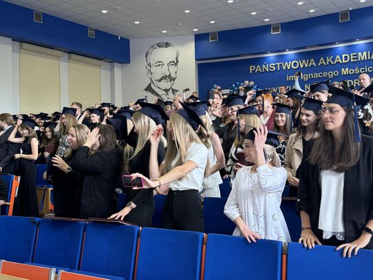 Dyplomy i wyróżnienia wręczone Społeczność Wydziału Nauk o Zdrowiu i Nauk Społecznych PANS podczas uroczystości wręczenia dyplomów
