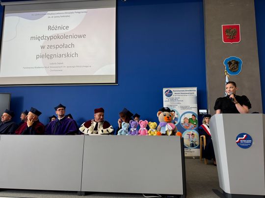 Dyplomy i wyróżnienia wręczone Społeczność Wydziału Nauk o Zdrowiu i Nauk Społecznych PANS podczas uroczystości wręczenia dyplomów