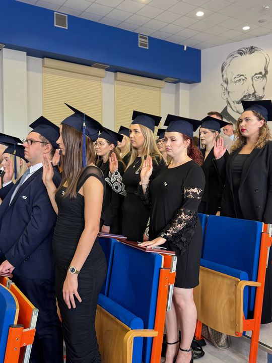 Dyplomy i wyróżnienia wręczone Społeczność Wydziału Nauk o Zdrowiu i Nauk Społecznych PANS podczas uroczystości wręczenia dyplomów
