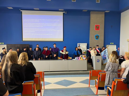 Dyplomy i wyróżnienia wręczone Społeczność Wydziału Nauk o Zdrowiu i Nauk Społecznych PANS podczas uroczystości wręczenia dyplomów