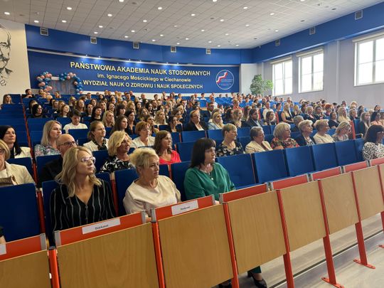 Dyplomy i wyróżnienia wręczone Społeczność Wydziału Nauk o Zdrowiu i Nauk Społecznych PANS podczas uroczystości wręczenia dyplomów