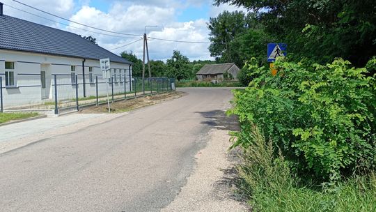 Zły stan pasów i znaków drogowych może zagrozić bezpieczeństwu uczniów.