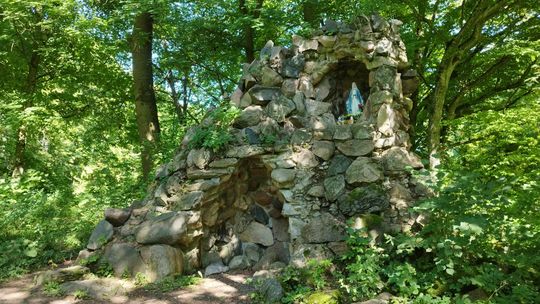 Grota Matki Bożej w parku w Krasnem