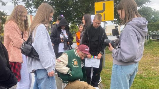 Młodzież tworzy rapowy klip od podstaw