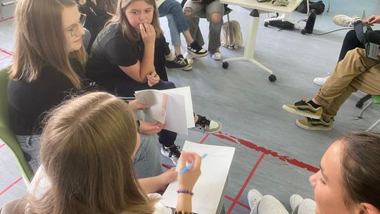 Młodzież tworzy rapowy klip od podstaw