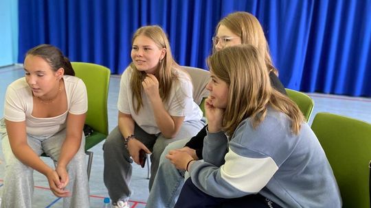 Młodzież tworzy rapowy klip od podstaw