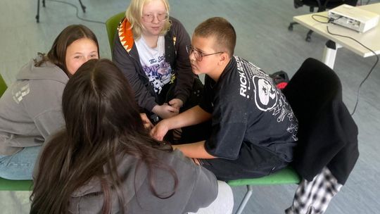 Młodzież tworzy rapowy klip od podstaw