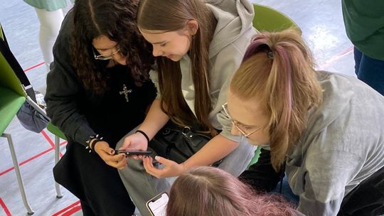 Młodzież tworzy rapowy klip od podstaw