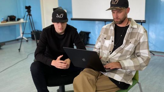 Młodzież tworzy rapowy klip od podstaw