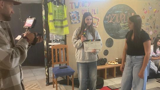 Młodzież tworzy rapowy klip od podstaw