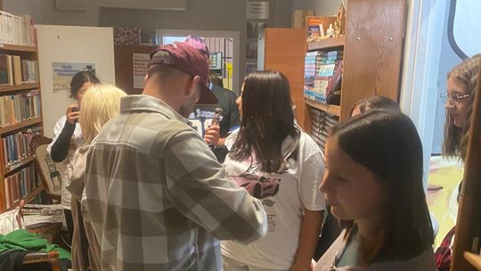 Młodzież tworzy rapowy klip od podstaw