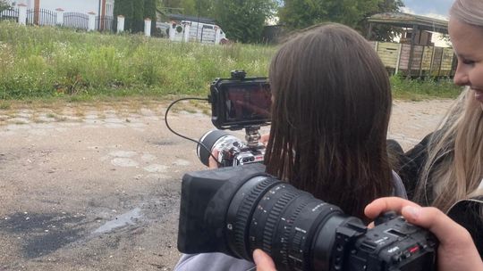 Młodzież tworzy rapowy klip od podstaw